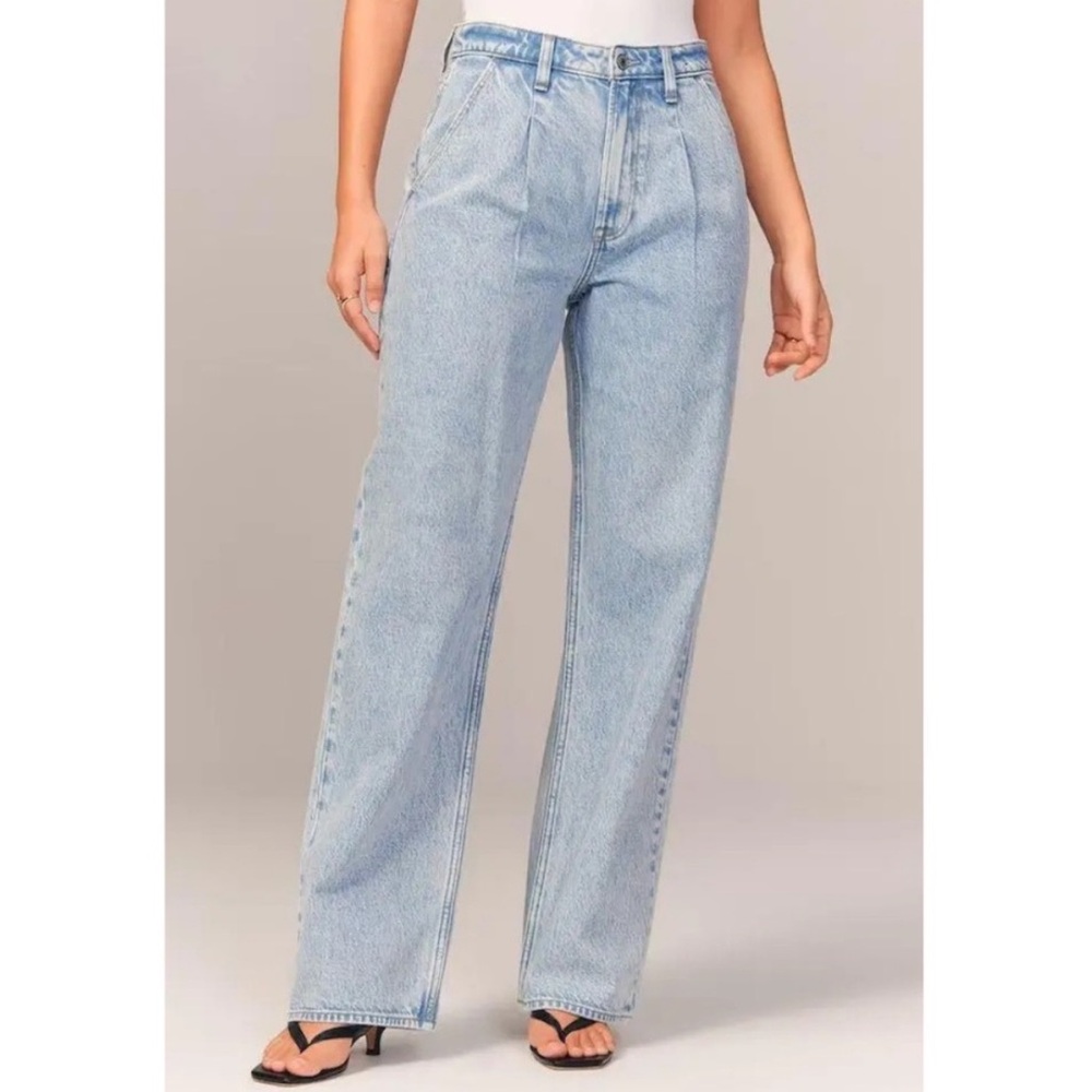 Abercrombie & Fitch High Rise Loose Jeans.